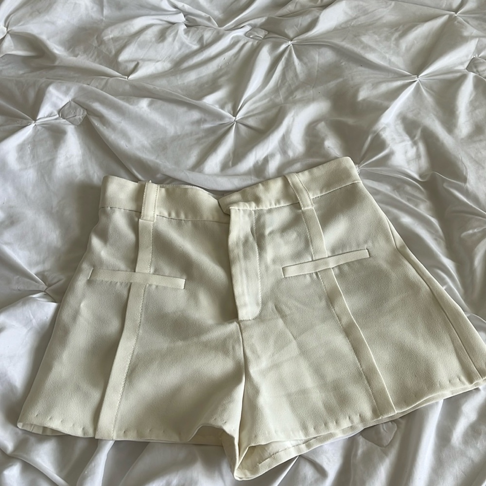 Zara Shorts Off-White S